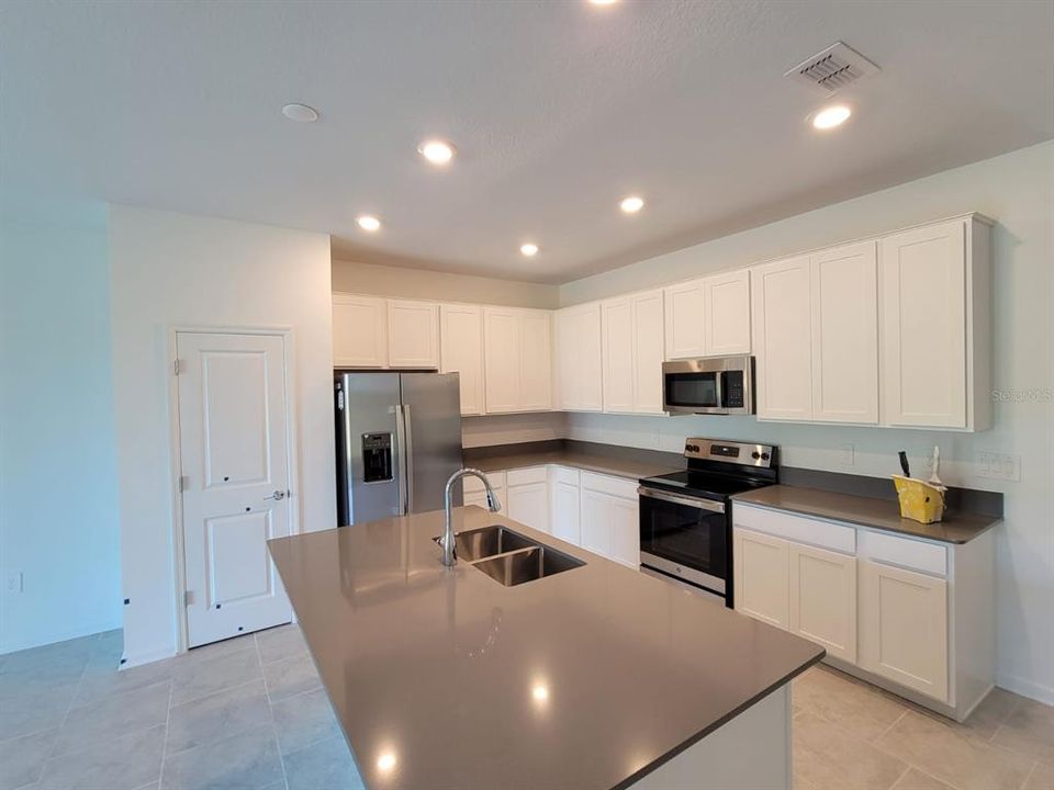 For Rent: $3,500 (5 beds, 4 baths, 3180 Square Feet)