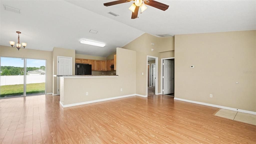 合同活跃: $217,500 (3 贝兹, 2 浴室, 1246 平方英尺)