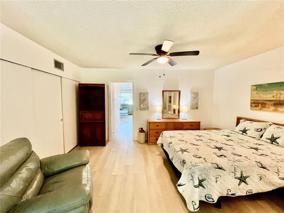 Active With Contract: $125,500 (1 beds, 1 baths, 800 Square Feet)