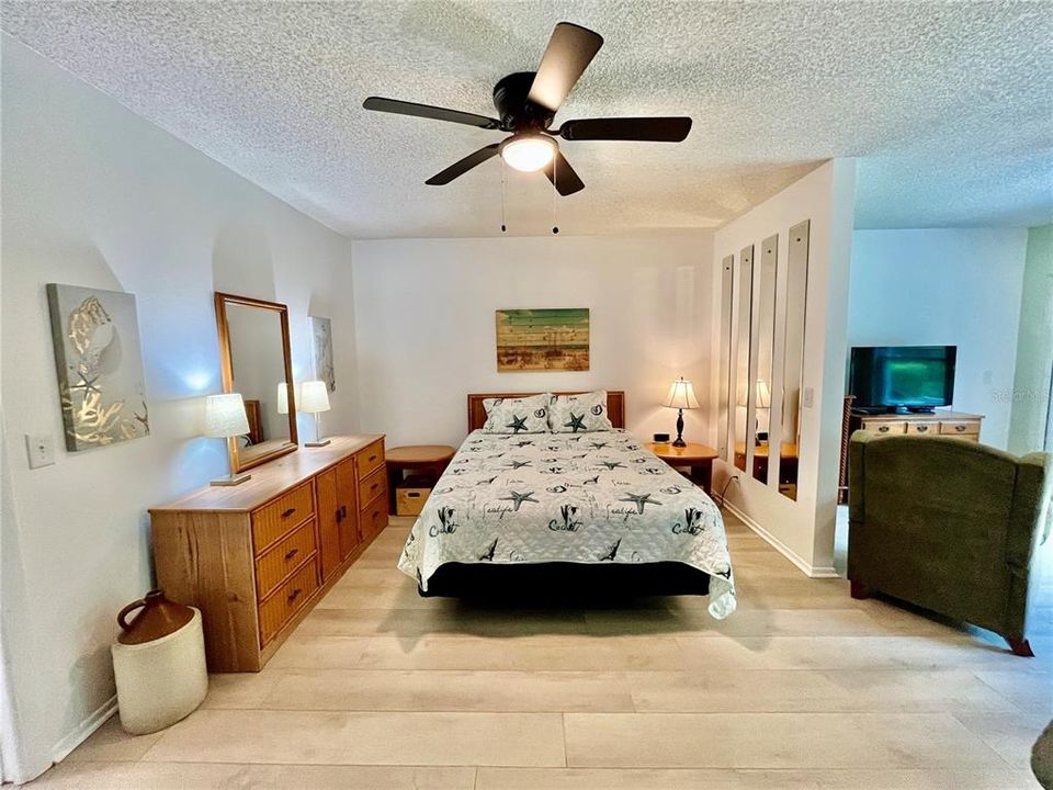 Active With Contract: $125,500 (1 beds, 1 baths, 800 Square Feet)