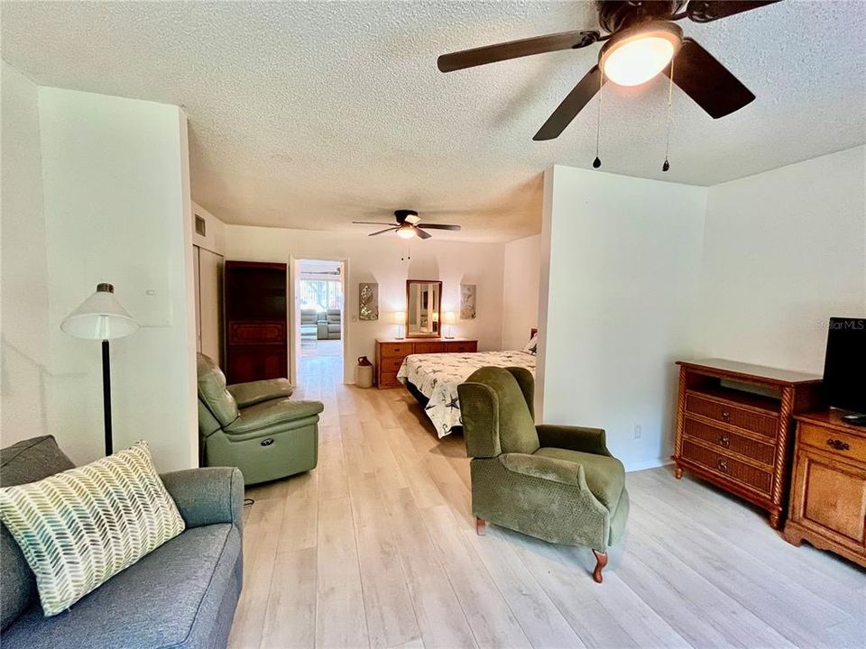 Active With Contract: $125,500 (1 beds, 1 baths, 800 Square Feet)