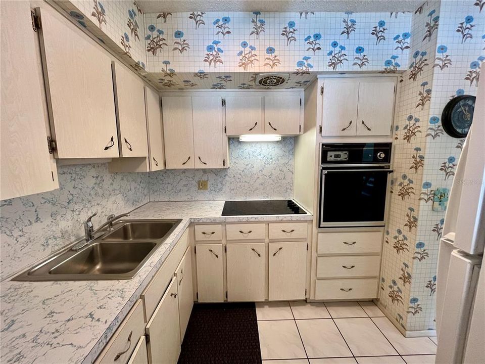 Active With Contract: $125,500 (1 beds, 1 baths, 800 Square Feet)