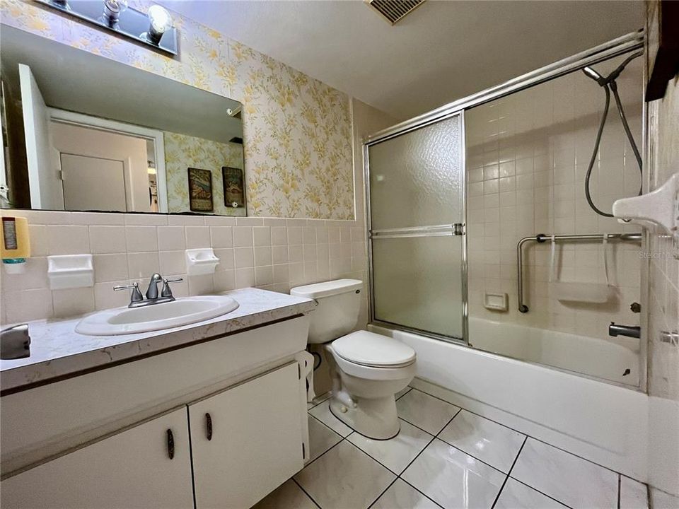 Active With Contract: $125,500 (1 beds, 1 baths, 800 Square Feet)