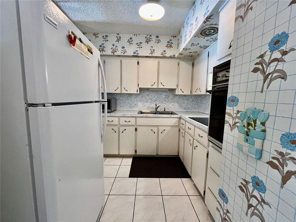 Active With Contract: $125,500 (1 beds, 1 baths, 800 Square Feet)