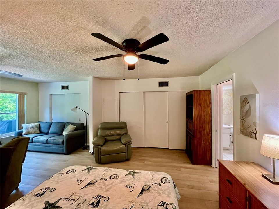 Active With Contract: $125,500 (1 beds, 1 baths, 800 Square Feet)