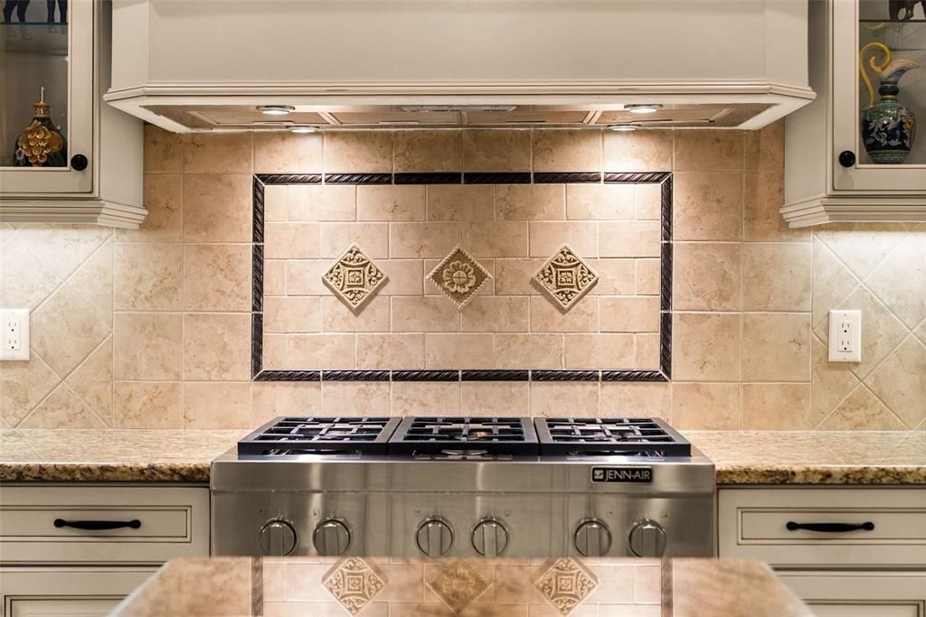 Activo con contrato: $875,000 (4 camas, 3 baños, 2428 Pies cuadrados)