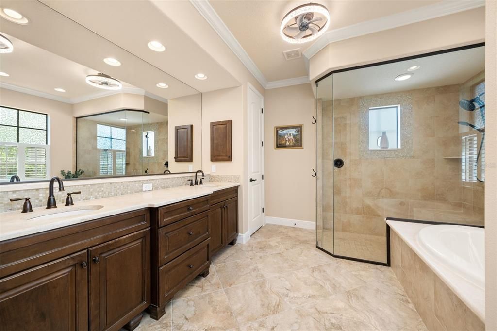 Activo con contrato: $875,000 (4 camas, 3 baños, 2428 Pies cuadrados)