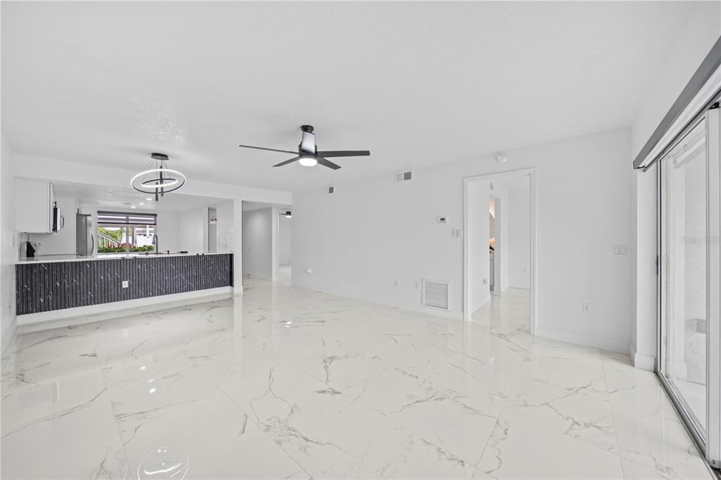 En Venta: $289,999 (2 camas, 2 baños, 1083 Pies cuadrados)