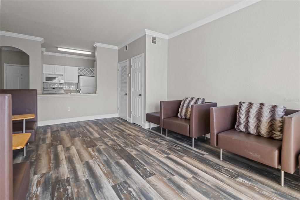 For Sale: $143,000 (1 beds, 1 baths, 660 Square Feet)