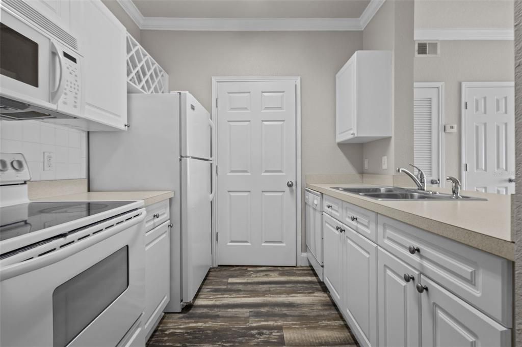 For Sale: $143,000 (1 beds, 1 baths, 660 Square Feet)