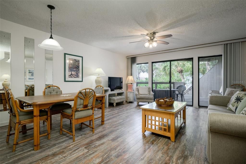 En Venta: $325,000 (2 camas, 2 baños, 973 Pies cuadrados)