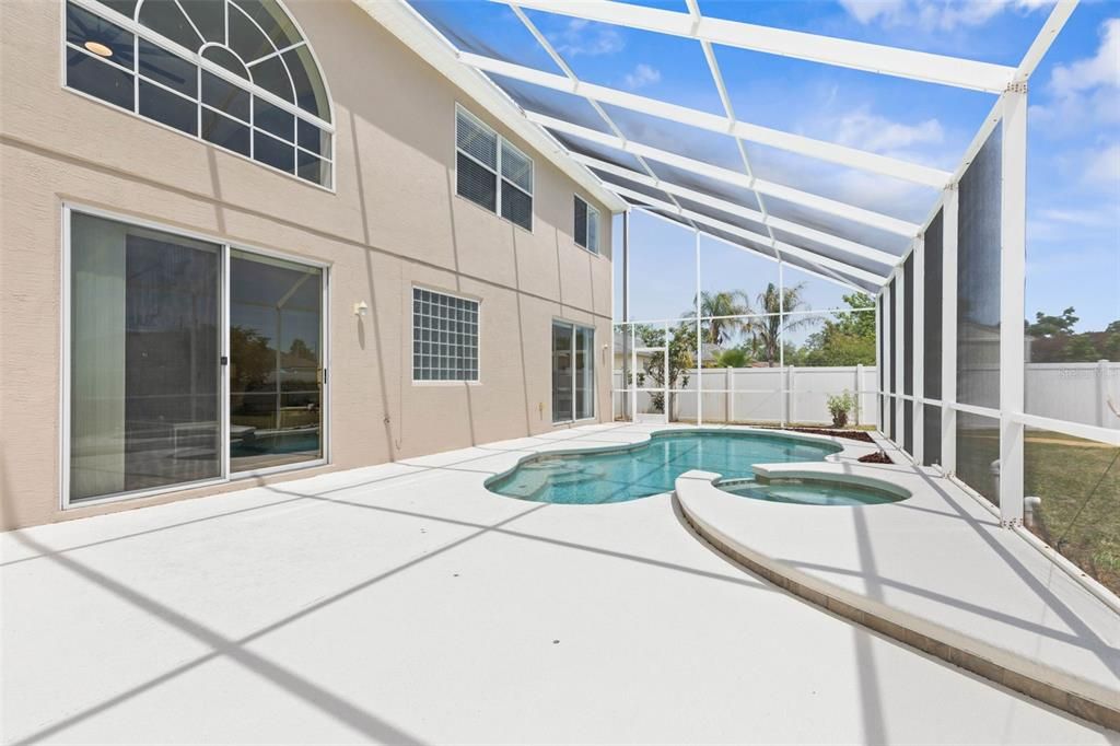 Activo con contrato: $519,900 (4 camas, 2 baños, 3684 Pies cuadrados)