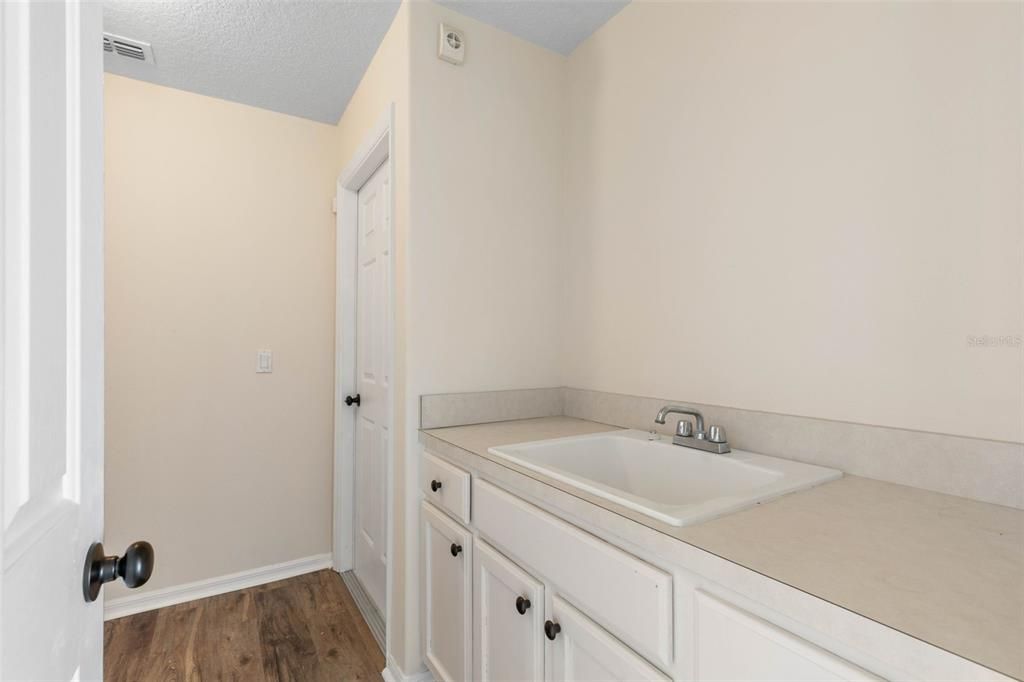 Activo con contrato: $519,900 (4 camas, 2 baños, 3684 Pies cuadrados)