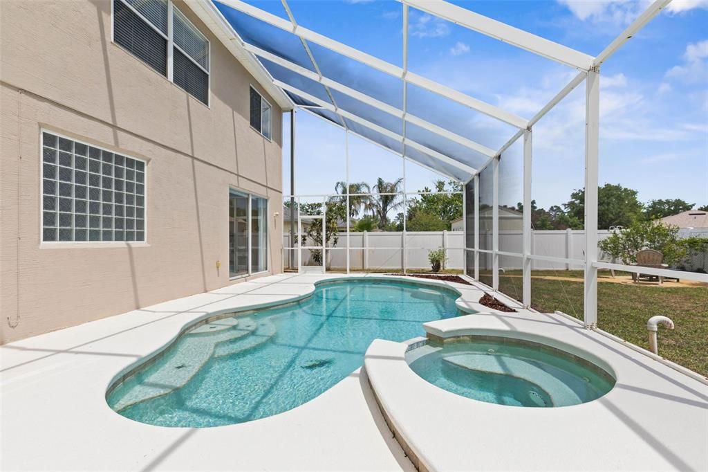 Activo con contrato: $519,900 (4 camas, 2 baños, 3684 Pies cuadrados)