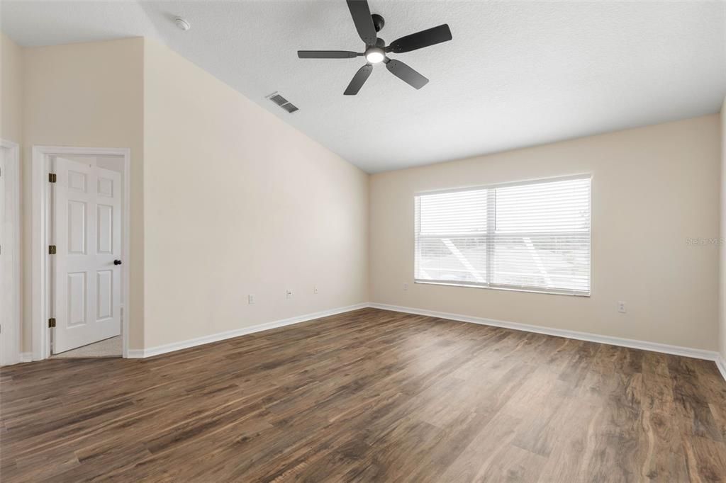 Activo con contrato: $519,900 (4 camas, 2 baños, 3684 Pies cuadrados)