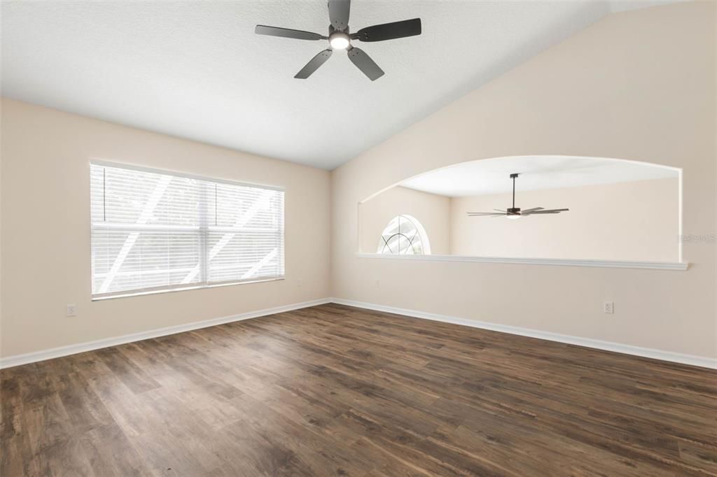 Activo con contrato: $519,900 (4 camas, 2 baños, 3684 Pies cuadrados)