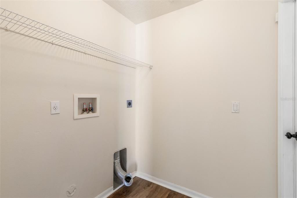 Activo con contrato: $519,900 (4 camas, 2 baños, 3684 Pies cuadrados)