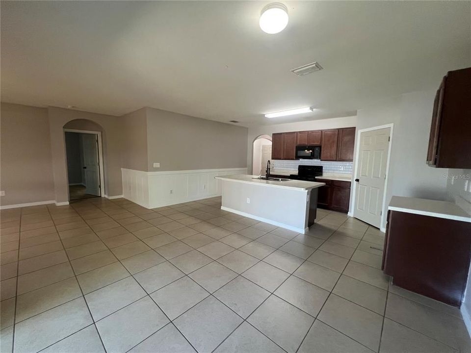 For Rent: $1,895 (4 beds, 2 baths, 1812 Square Feet)
