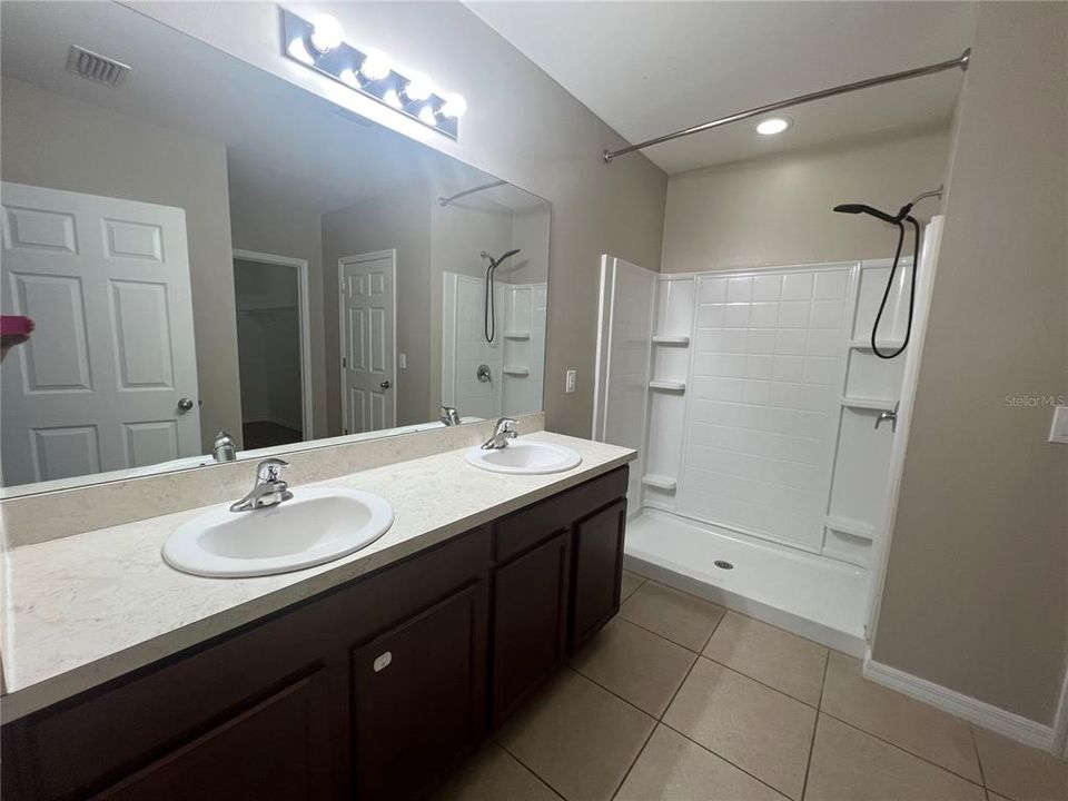 For Rent: $1,895 (4 beds, 2 baths, 1812 Square Feet)