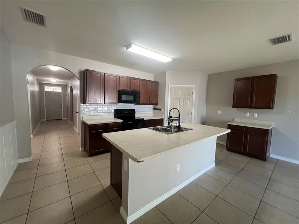 For Rent: $1,895 (4 beds, 2 baths, 1812 Square Feet)