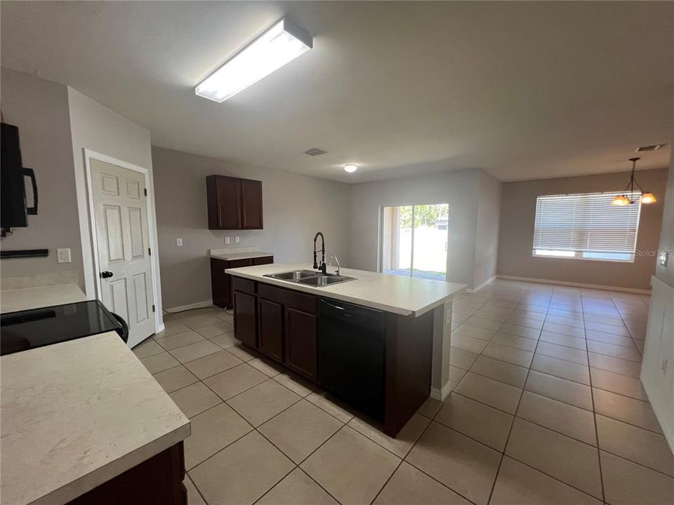 For Rent: $1,895 (4 beds, 2 baths, 1812 Square Feet)