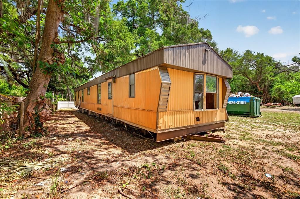 For Sale: $99,900 (3 beds, 2 baths, 907 Square Feet)