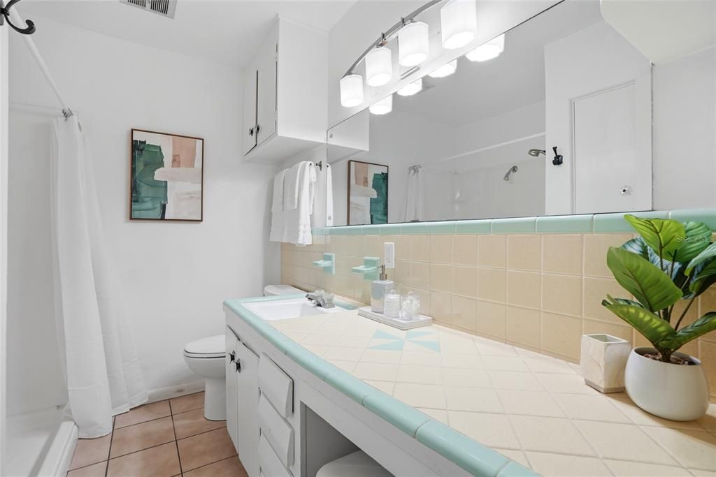 Active With Contract: $550,000 (3 beds, 2 baths, 2086 Square Feet)