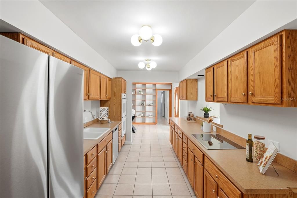 Active With Contract: $550,000 (3 beds, 2 baths, 2086 Square Feet)