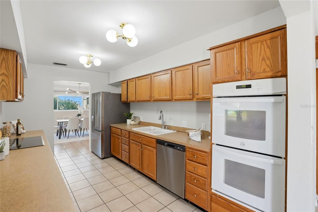 Active With Contract: $550,000 (3 beds, 2 baths, 2086 Square Feet)