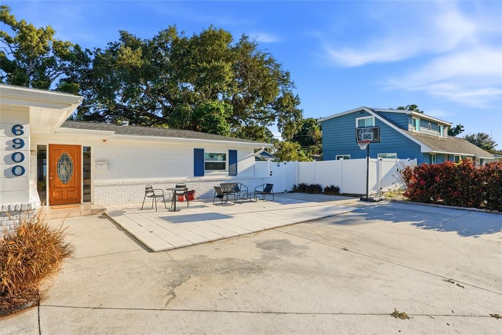 Active With Contract: $550,000 (3 beds, 2 baths, 2086 Square Feet)