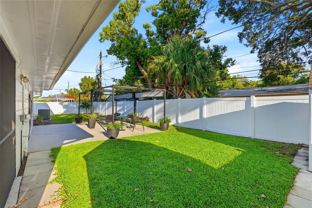 Active With Contract: $550,000 (3 beds, 2 baths, 2086 Square Feet)