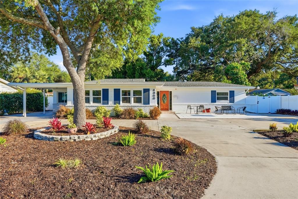 Active With Contract: $550,000 (3 beds, 2 baths, 2086 Square Feet)