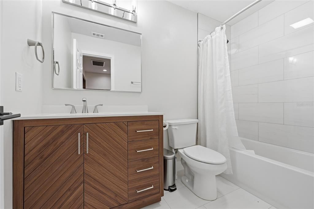 Activo con contrato: $279,900 (2 camas, 2 baños, 1040 Pies cuadrados)