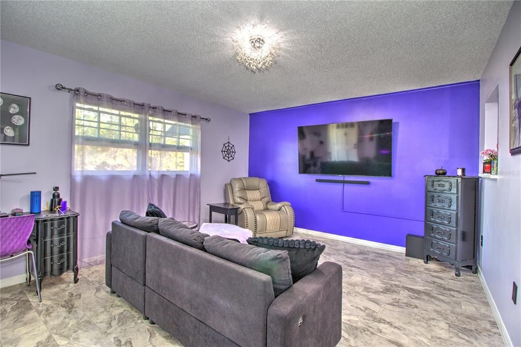For Sale: $117,000 (1 beds, 1 baths, 808 Square Feet)