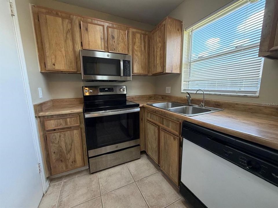 Active With Contract: $1,500 (2 beds, 2 baths, 1006 Square Feet)