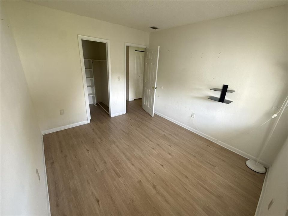 Active With Contract: $1,800 (3 beds, 2 baths, 1660 Square Feet)