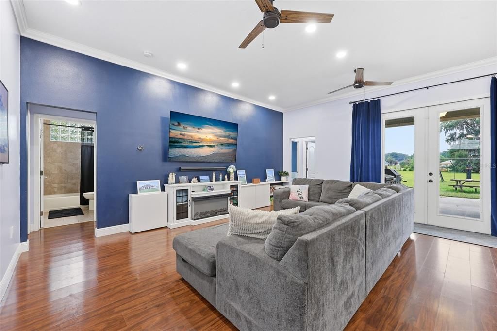 En Venta: $539,000 (4 camas, 3 baños, 2103 Pies cuadrados)