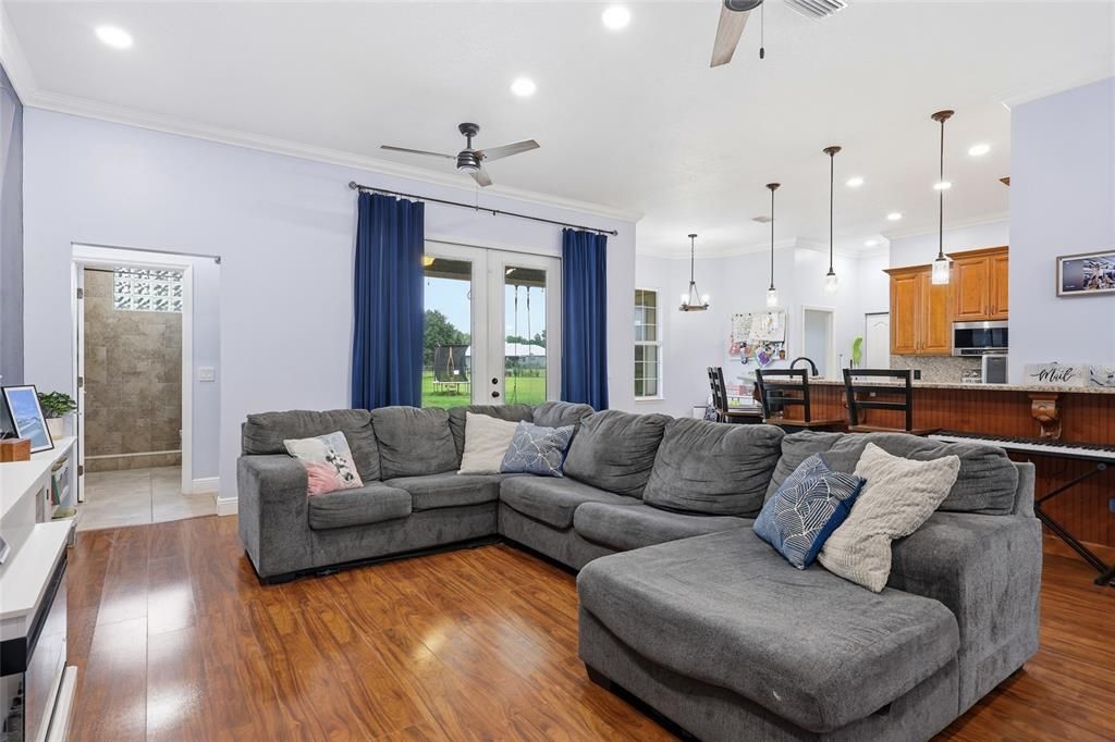 En Venta: $539,000 (4 camas, 3 baños, 2103 Pies cuadrados)