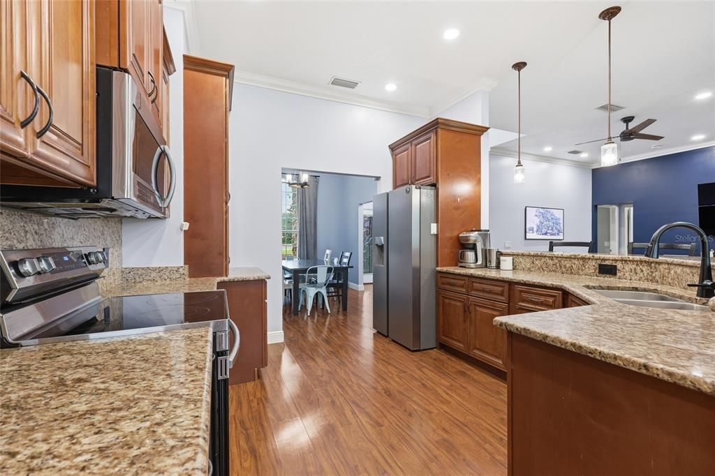 En Venta: $539,000 (4 camas, 3 baños, 2103 Pies cuadrados)