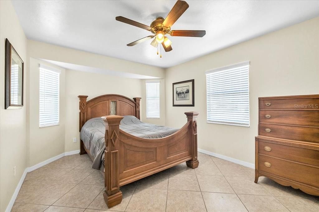 Activo con contrato: $195,000 (2 camas, 2 baños, 904 Pies cuadrados)