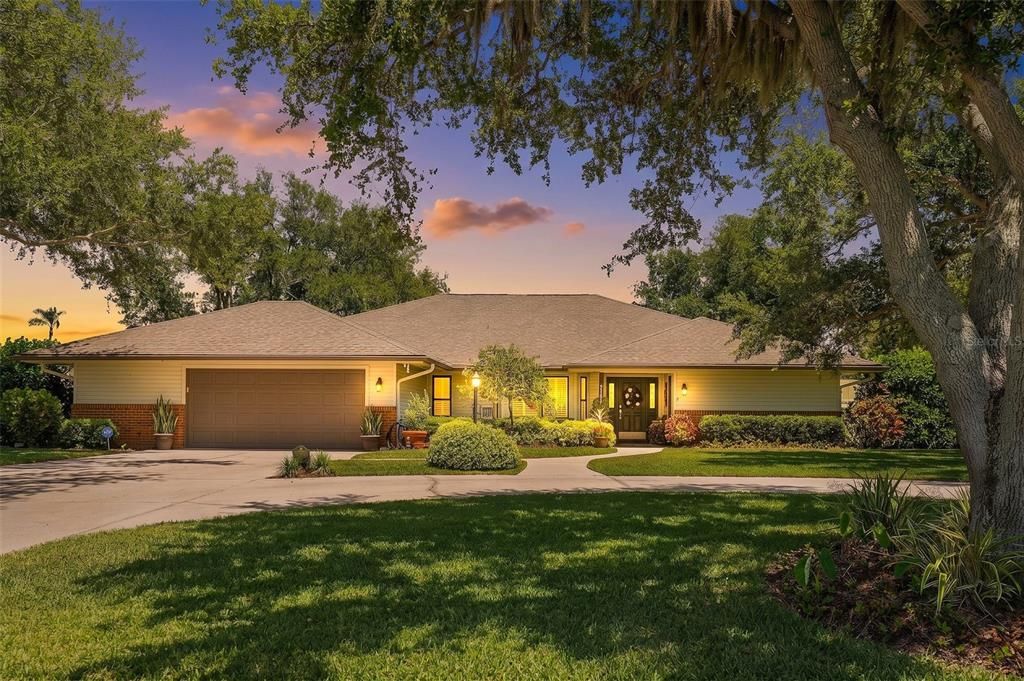 For Sale: $989,900 (4 beds, 2 baths, 2537 Square Feet)