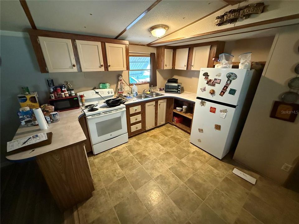 For Sale: $69,000 (2 beds, 2 baths, 924 Square Feet)