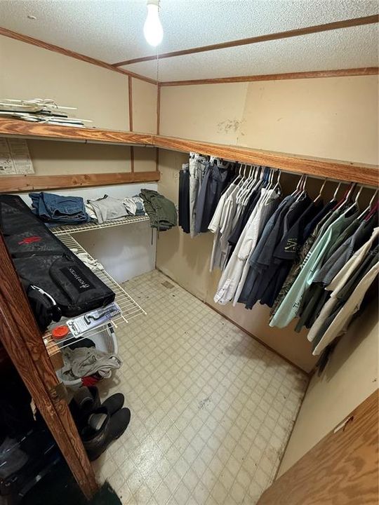 For Sale: $69,000 (2 beds, 2 baths, 924 Square Feet)