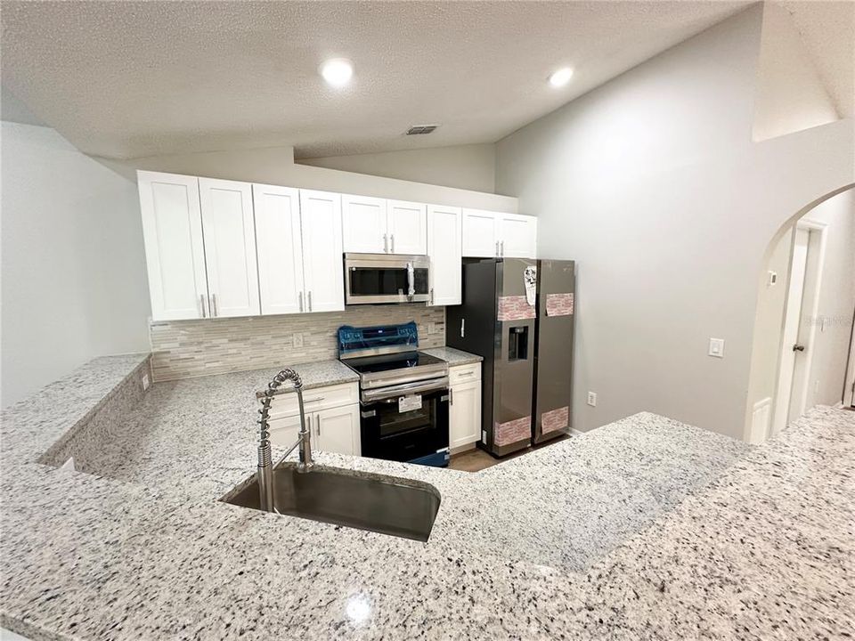 Activo con contrato: $295,000 (4 camas, 2 baños, 1728 Pies cuadrados)