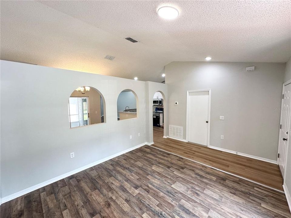 Activo con contrato: $295,000 (4 camas, 2 baños, 1728 Pies cuadrados)