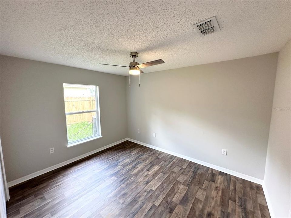 Activo con contrato: $295,000 (4 camas, 2 baños, 1728 Pies cuadrados)