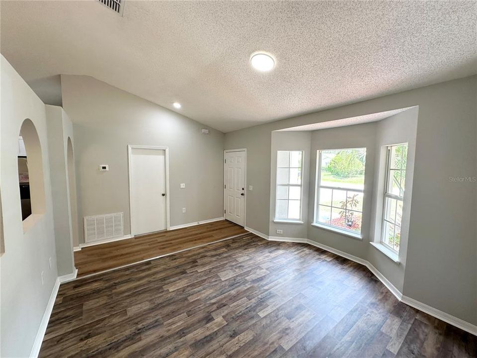 Activo con contrato: $295,000 (4 camas, 2 baños, 1728 Pies cuadrados)