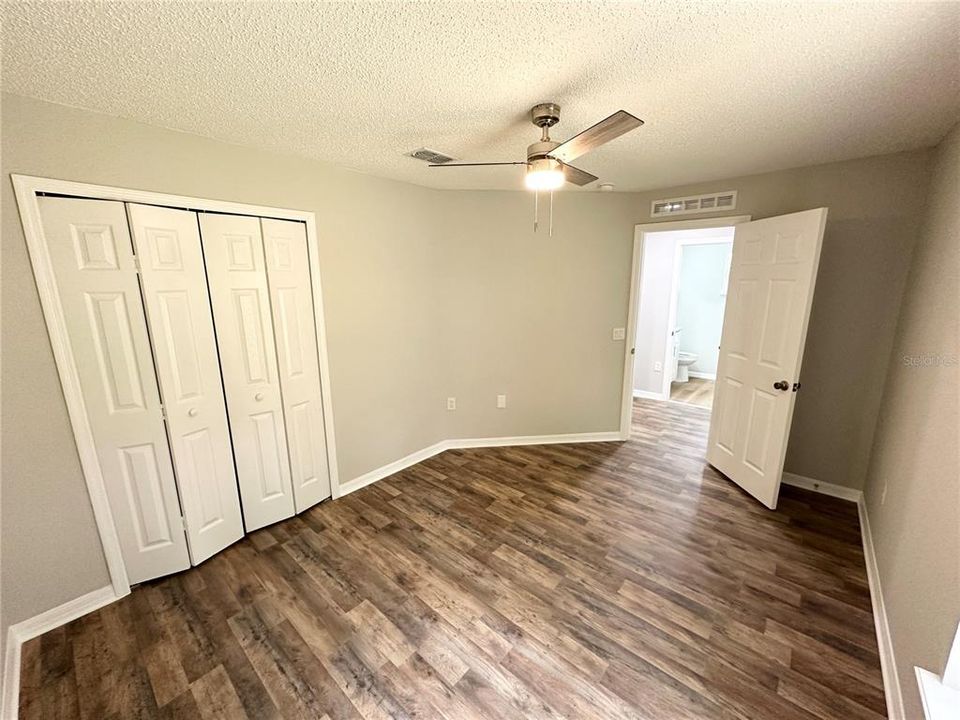 Activo con contrato: $295,000 (4 camas, 2 baños, 1728 Pies cuadrados)