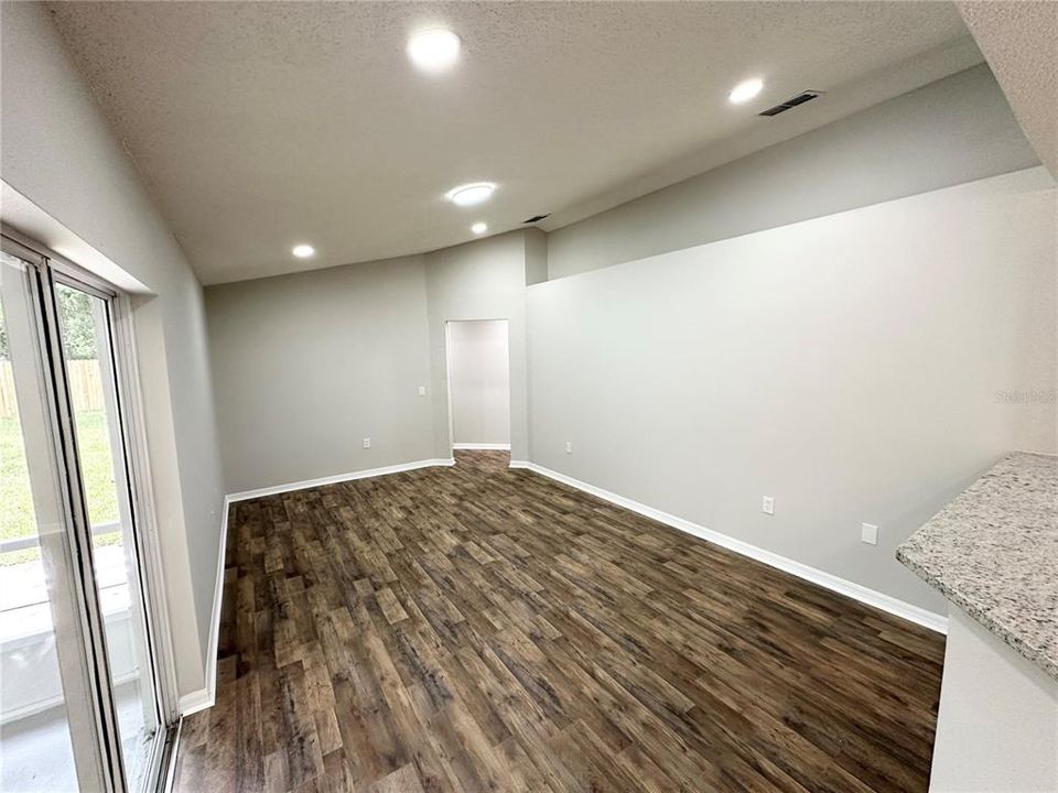 Activo con contrato: $295,000 (4 camas, 2 baños, 1728 Pies cuadrados)