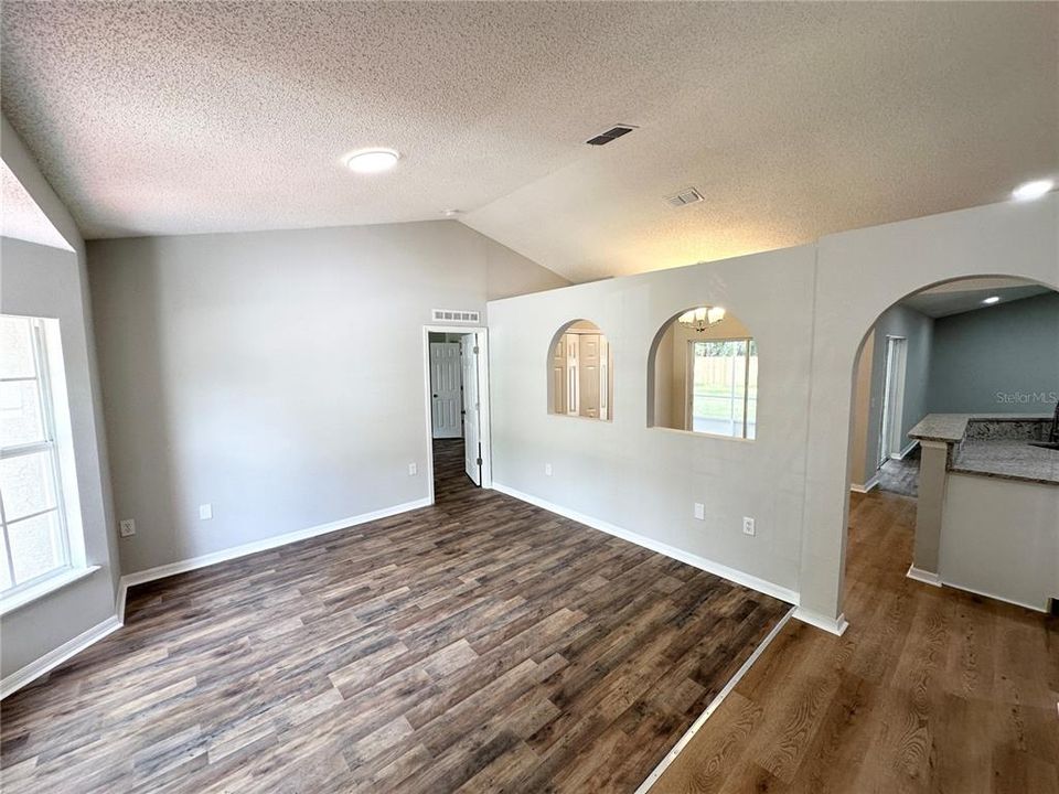 Activo con contrato: $295,000 (4 camas, 2 baños, 1728 Pies cuadrados)